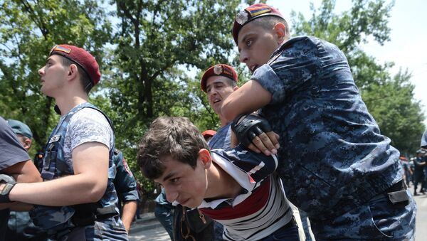 Los policías armenios detienen manifestantes - Sputnik Mundo