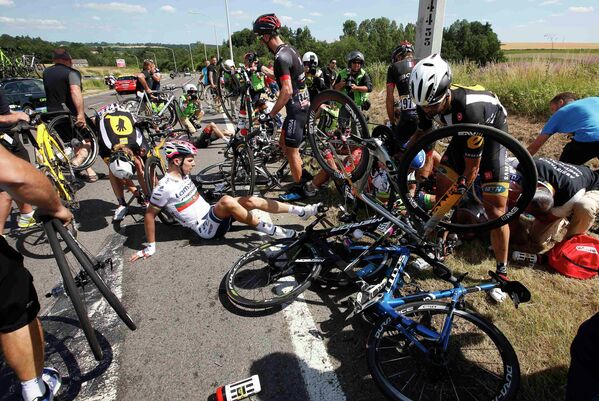 Terrible accidente en el Tour de Francia - Sputnik Mundo