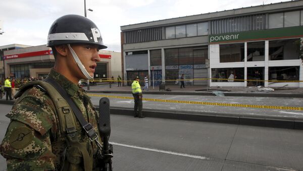 Soldado y las policías al lado del lugar de explosión en Bogotá, Colombia, el 2 de julio, 2015 - Sputnik Mundo