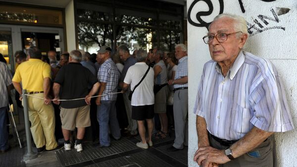 Anciano cerca del Banco Nacional de Grecia donde la gente hace cola para recibir sus pensiones - Sputnik Mundo