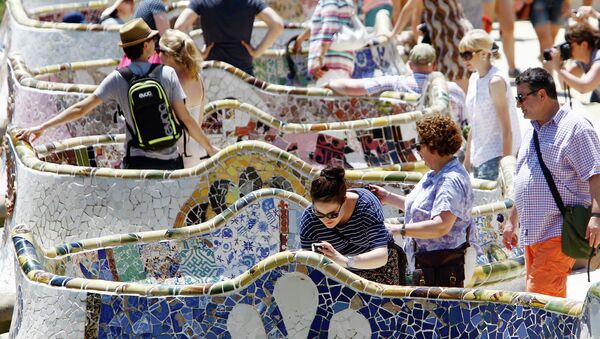Tourists visit Spanish architect Gaudi's Park Guell in Barcelona on June 28, 2015. - Sputnik Mundo