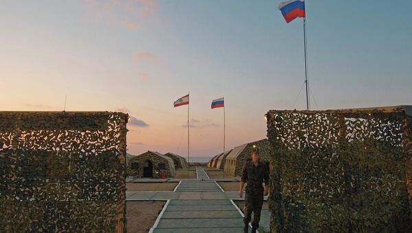 Banderas de Rusia y Líbano en un campamento militar ruso (archivo) - Sputnik Mundo