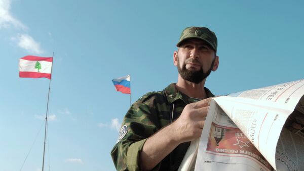 Soldado ruso al lado de banderas de Rusia y del Líbano - Sputnik Mundo