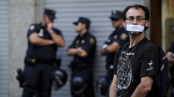 “Ley mordaza” española debe poner en alerta a América Latina, dice periodista mexicana - Sputnik Mundo