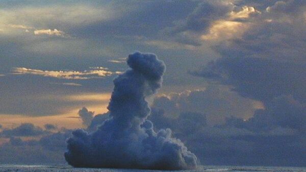 Erupción de un volcán submarino Kavachi cerca de las Islas Salomón (archivo) - Sputnik Mundo