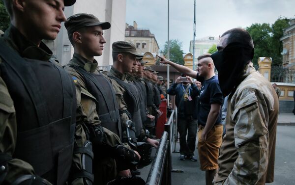 Los miembros de Pravy Sektor se enfrentan a la policía, que están bloqueando una calle que conduce al edificio de la administración presidencial de Ucrania en Kiev - Sputnik Mundo