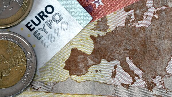 Euro coins and banknotes with the map of Europe - Sputnik Mundo