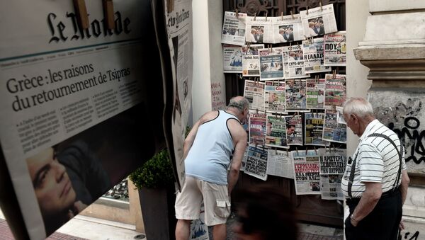 Gente lee títulos de los periódicos en un quiosco en el centro de Atenas. 13 de julio de 2015 - Sputnik Mundo