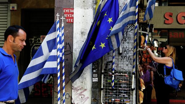 Banderas de UE y Grecia en el centro de Atenas. - Sputnik Mundo