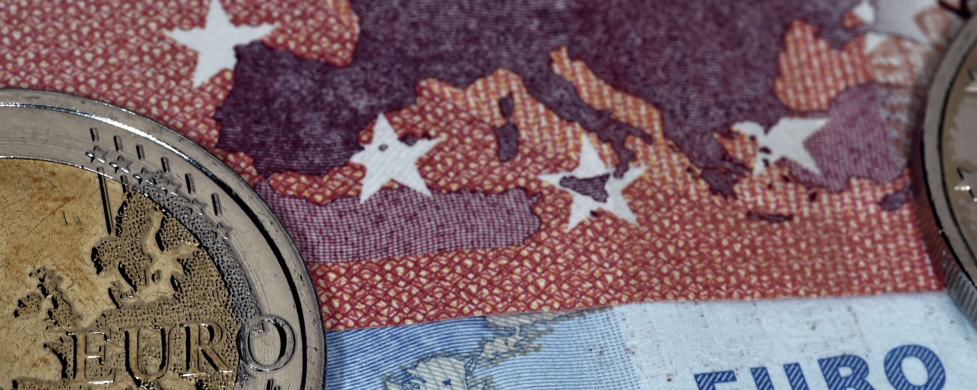 This photo taken in Athens on July 11, 2015 the map of Europe represented on a euro coin and banknotes - Sputnik Mundo, 1920, 31.05.2023