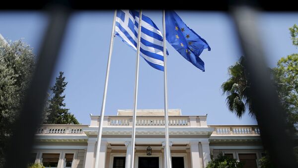 Las banderas de Grecia y de UE en Atenas, Grecia (archivo) - Sputnik Mundo