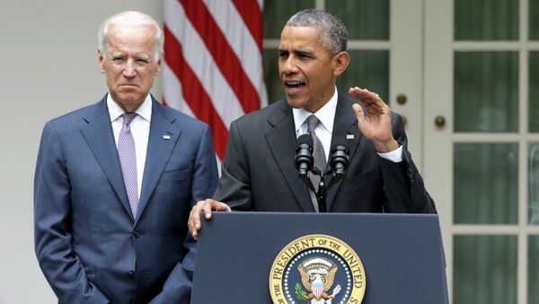 U.S. President Barack Obama (R) delivers remarks next to Vice President Joe Biden - Sputnik Mundo