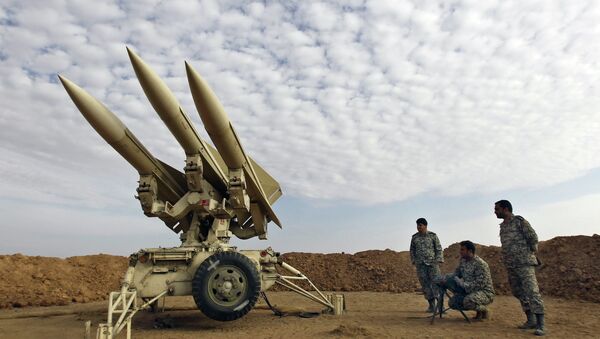 Miembros del ejército de Irán preparan misiles para el lanzamiento (Archivo) - Sputnik Mundo