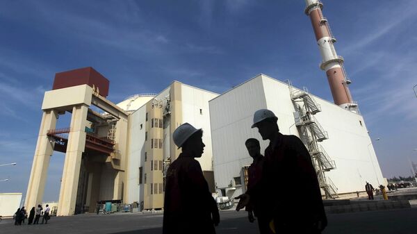Iranian workers stand in front of the Bushehr nuclear power plant, about 1,200 km (746 miles) south of Tehran in this October 26, 2010 file photo. - Sputnik Mundo