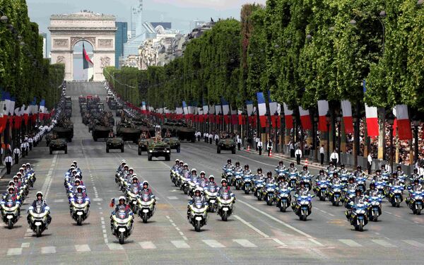 Desfile militar por el Día de la Toma de la Bastilla - Sputnik Mundo