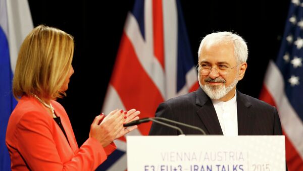 Jefa de la diplomacia europea, Federica Mogherini  y ministro de Asuntos Exteriores de Irán, Mohamad Yavad Zarif (archivo) - Sputnik Mundo