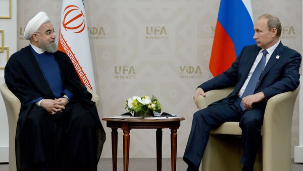 Hasán Rouhaní, presidente de Irán, y Vladímir Putin, presidente de Rusia, en Ufa, el 9 de julio, 2015 - Sputnik Mundo