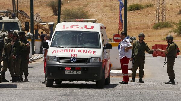 Soldados israelíes al lado de ambulancia palestina - Sputnik Mundo