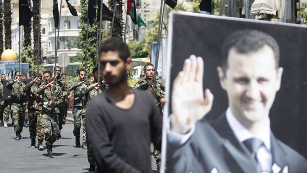 Bandera con el retrato de Bashar Asad, presidente de Siria - Sputnik Mundo