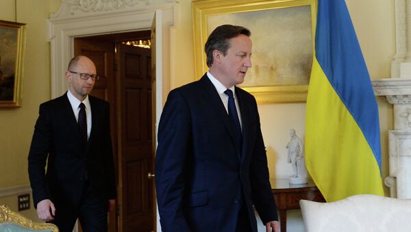 Arseni Yatseniuk, primer ministro de Ucrania (izda.) con su homólogo británico David Cameron - Sputnik Mundo