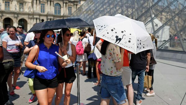 Turistas cerca de un Pirámide en el Louvre en Paris - Sputnik Mundo