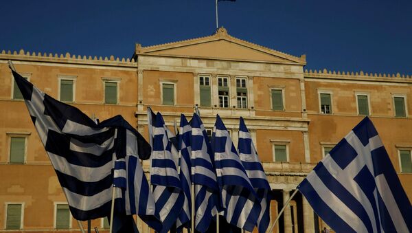 Banderas de Grecia frente al Parlamento en Atenas - Sputnik Mundo