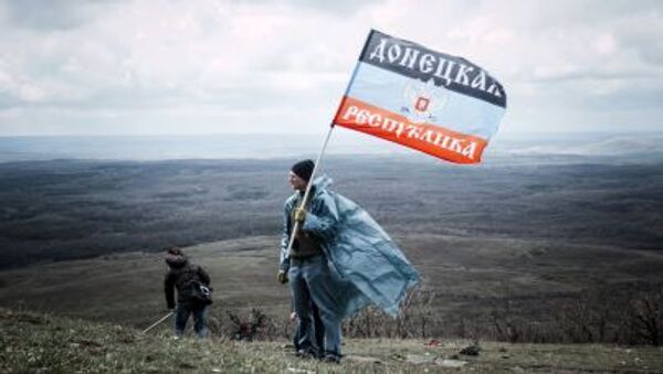 Hombre con la bandera de autoproclamada República Popular de Donetsk - Sputnik Mundo