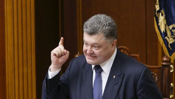 Ukrainian President Petro Poroshenko addresses deputies before voting on a draft law at the parliament in Kiev, Ukraine - Sputnik Mundo
