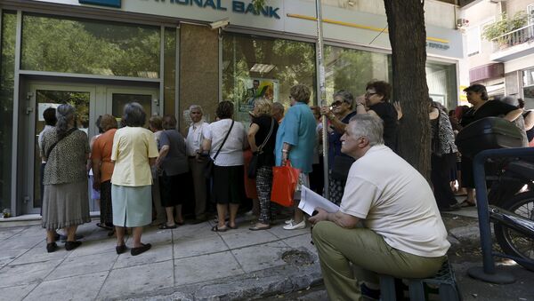 Сola frente a la entrada de sucursal de Banco Nacional en Atenas - Sputnik Mundo