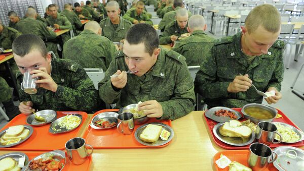 Soldados rusos durante la cena - Sputnik Mundo