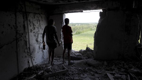 Destrucciones tras bombardeos en Donbás - Sputnik Mundo