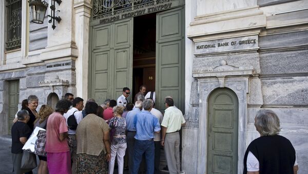 Esperan en cola frente a la entrada de sucursal de Banco Nacional en Atenas, Grecia - Sputnik Mundo