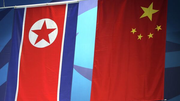 Banderas de Corea del Norte y China - Sputnik Mundo