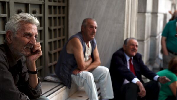 Gente espera fuera del Banco Nacional en Atenas, Grecia, el 20 de julio, 2015 - Sputnik Mundo