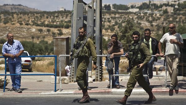 Israeli soldiers walk towards an Israeli checkpoint near the West Bank town of Bethlehem, after a stabbing attack - Sputnik Mundo
