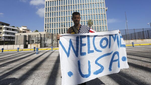 Un hombre con un toldo 'Bienvenido, EEUU' frente a la embajada de EEUU en Cuba - Sputnik Mundo