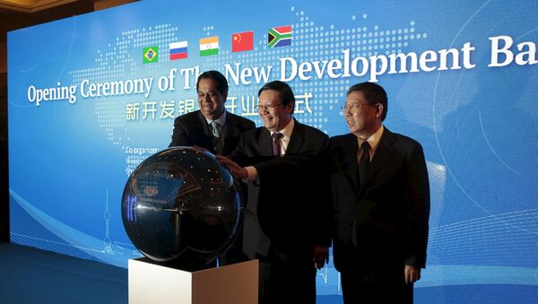 Presidente e Nuevo Banco de Desarollo, Kundapur Vaman Kamath, y ministro de Finanzas de China, Lou Jiwei, durante la ceremonia de apertura de NBD en Shanghái, China - Sputnik Mundo