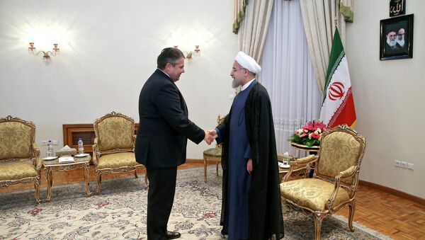 Ministro de Economía y Energía de Alemania Sigmar Gabriel (izda.) y presidente de Irán, Hasan Rohani - Sputnik Mundo
