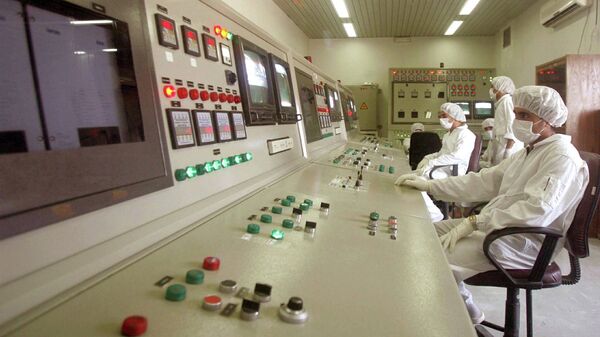 Técnicos de la Organización de Energía Atómica de Irán en la sala de control de una central nuclear (archivo) - Sputnik Mundo