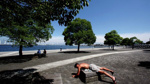 Un hombre japonés toma el sol en Yokohama - Sputnik Mundo