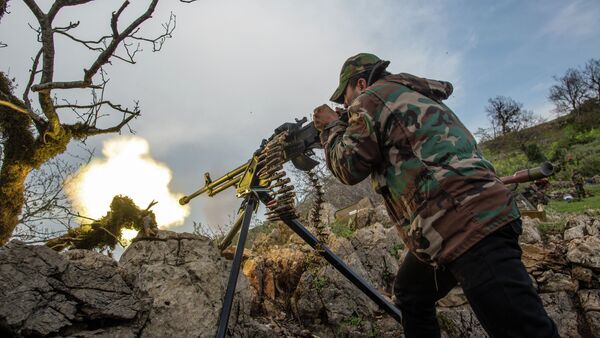 Soldado de Ejército de Siria dispara durante la batalla con los yihadistas - Sputnik Mundo