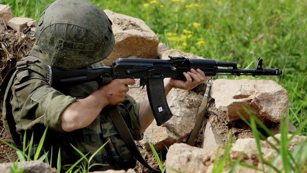 Militar con un fusil Kalashnikov - Sputnik Mundo