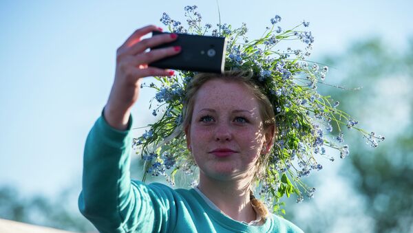 Una joven saca un selfi - Sputnik Mundo