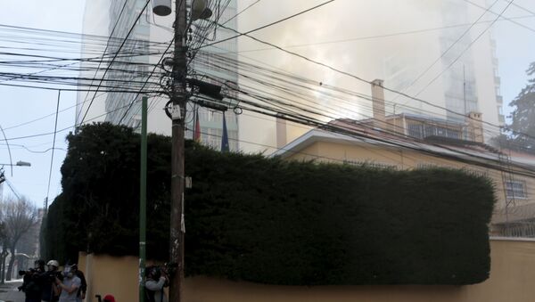 El humo en el territorio de la embajada de Alemania en La Paz - Sputnik Mundo