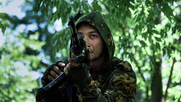 Un milicia del este de Ucrania - Sputnik Mundo