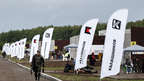 Banderas con el logo de Consorcio Kalashnikov - Sputnik Mundo