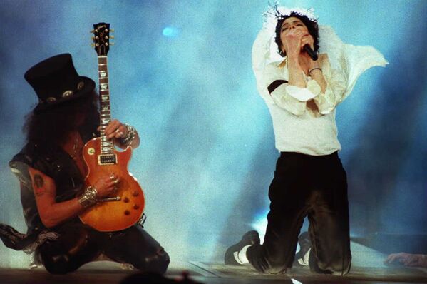 Singer Michael Jackson (R) and guitarist Slash of Guns and Roses perform the opening number at the 1995 MTV Video Music Awards 07 September - Sputnik Mundo