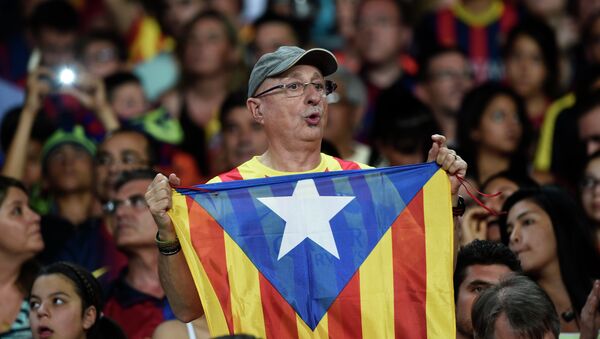 Hincha de Barça con la bandera independista de Cataluña - Sputnik Mundo