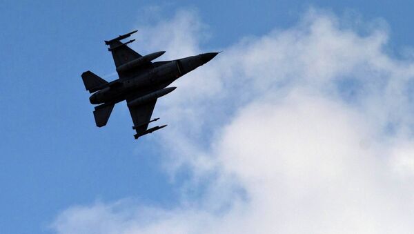 A Turkish fighter jet flies above the Incirlik airbase, southern Turkey. - Sputnik Mundo