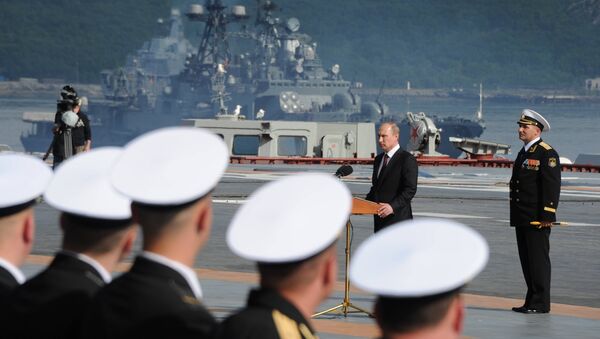 El presidente de Rusia, Vladímir Putin, participa en los festejos por el Día de la Armada Rusa (archivo) - Sputnik Mundo